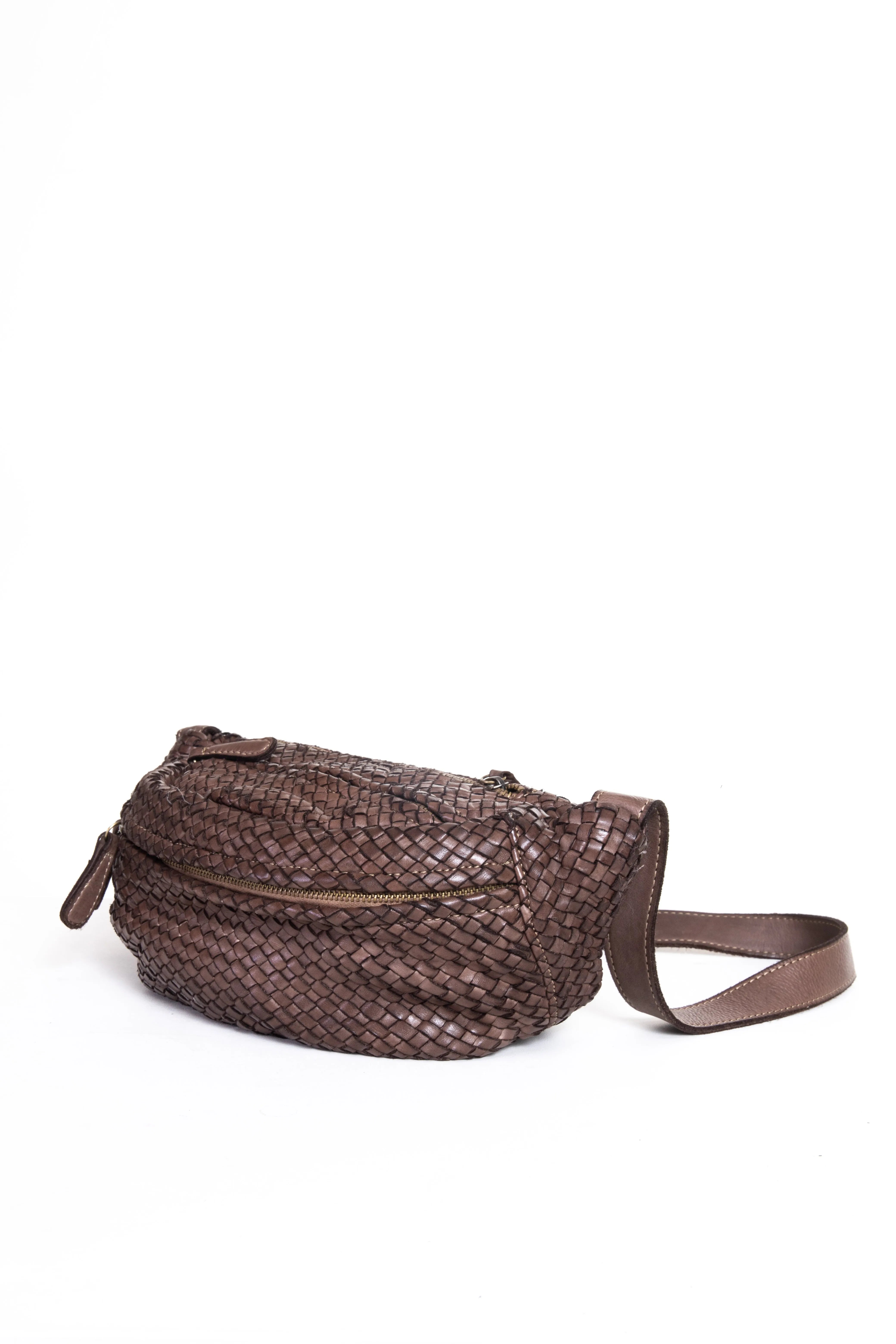 Borsa a tracolla in pelle intrecciata color taupe vista inferiore