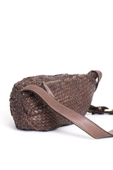 Borsa a tracolla in pelle intrecciata color taupe vista posteriore con tracolla