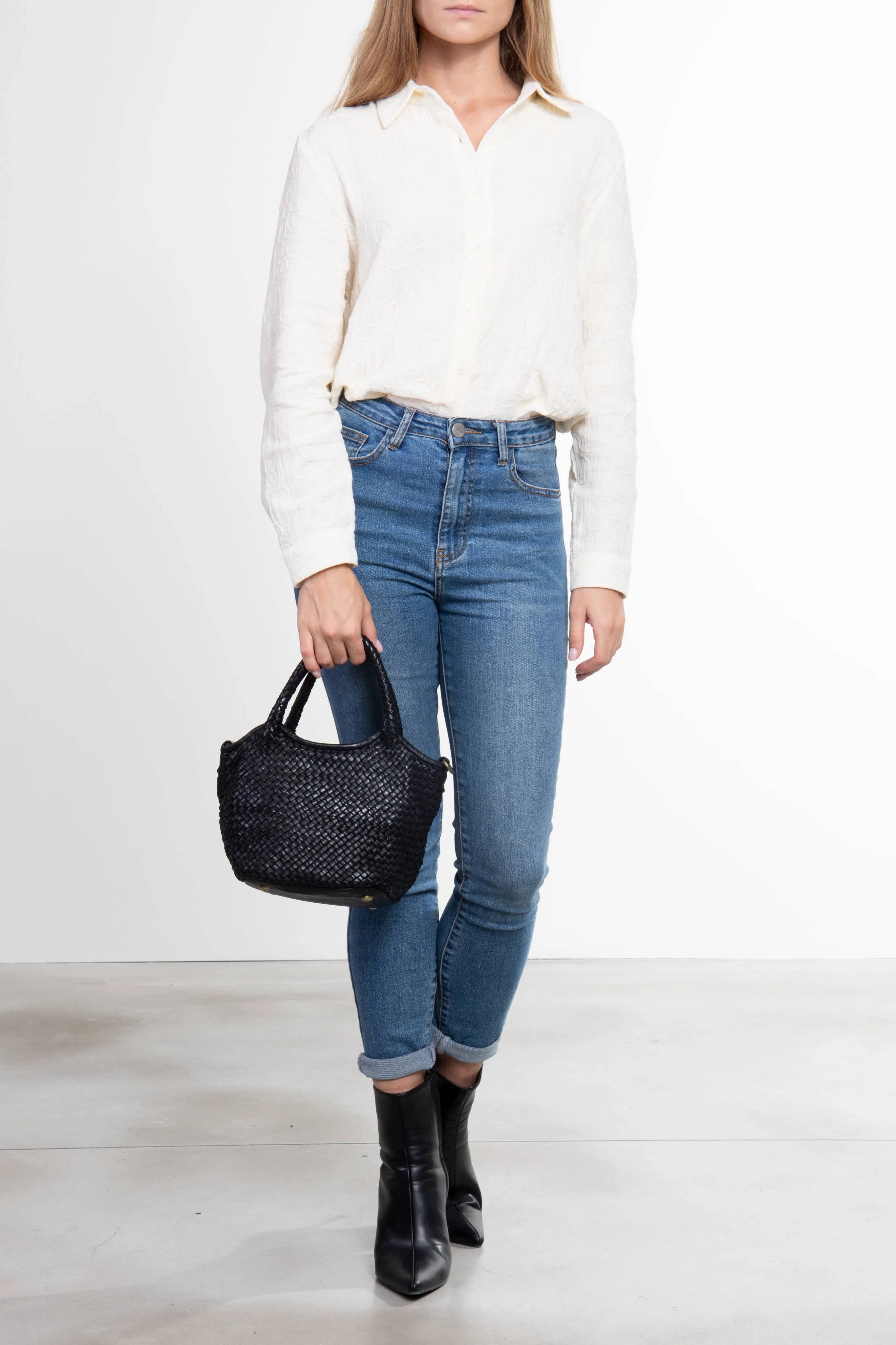 Borsa tote Tuscan Weave in pelle intrecciata colore nera in mano